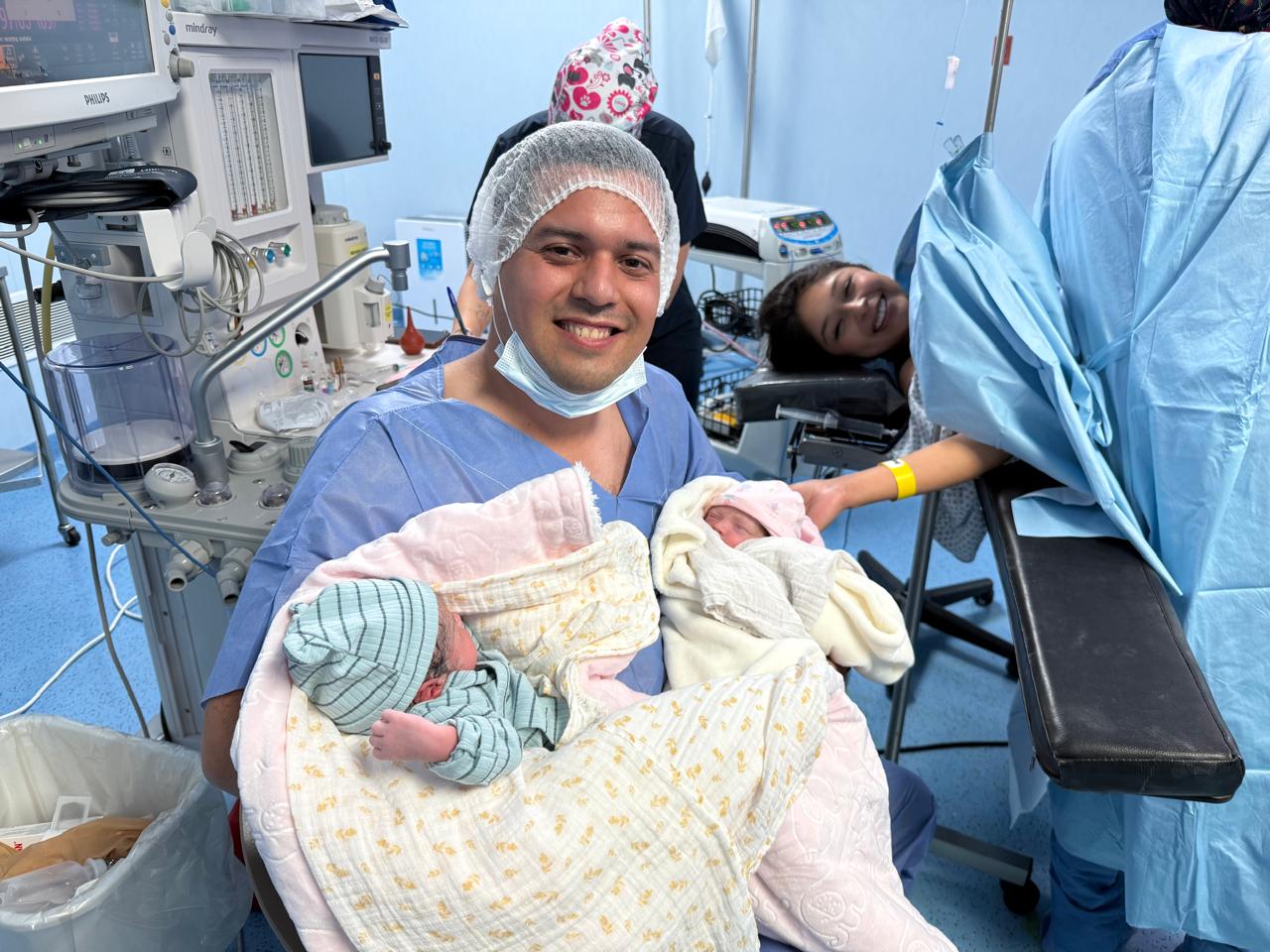 Dr. Luis Chacón acompañando el nacimiento de dos bebés