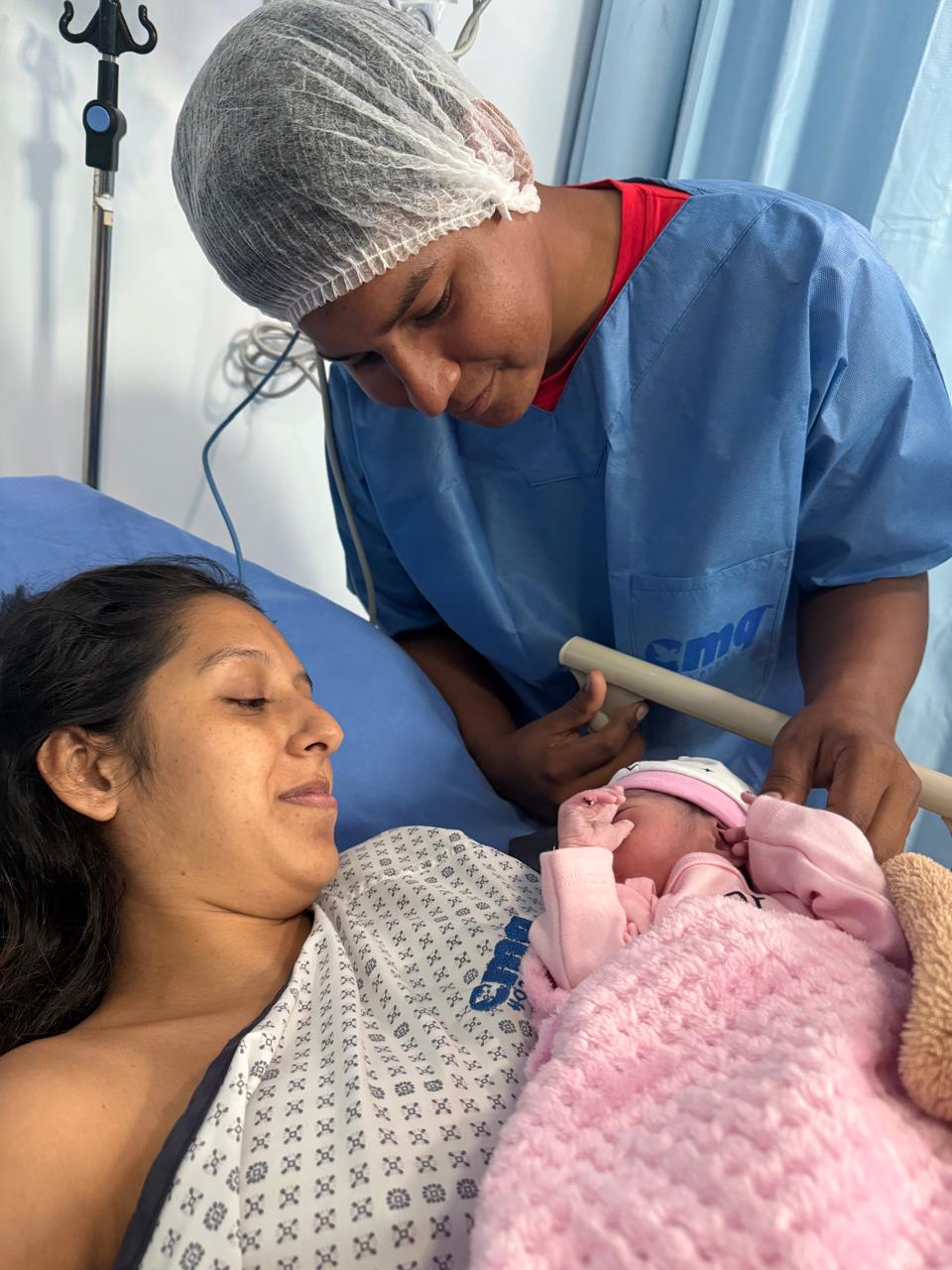 Madre con su bebé recién nacido durante la atención obstétrica