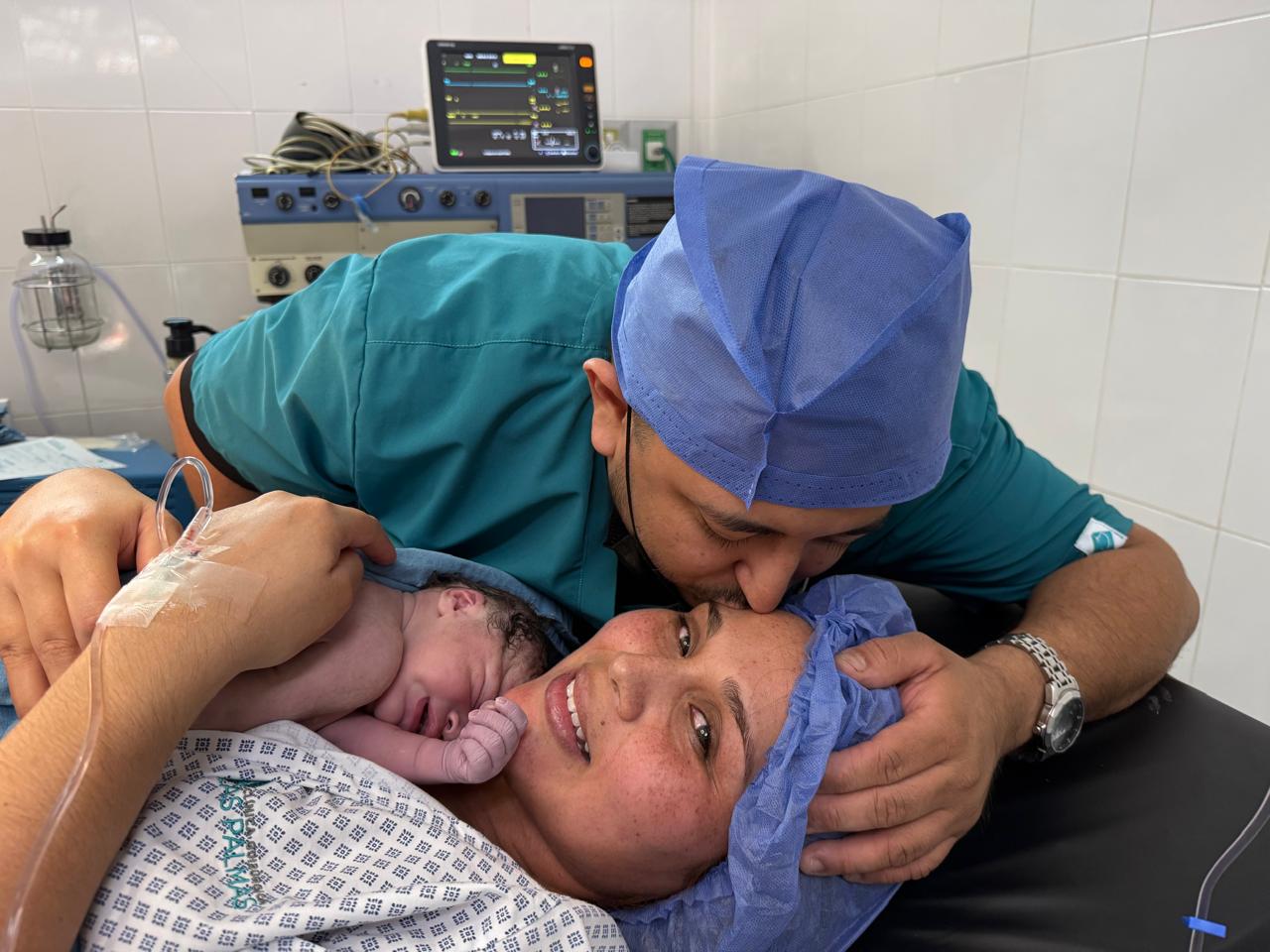Familia recibiendo a su bebé después del nacimiento