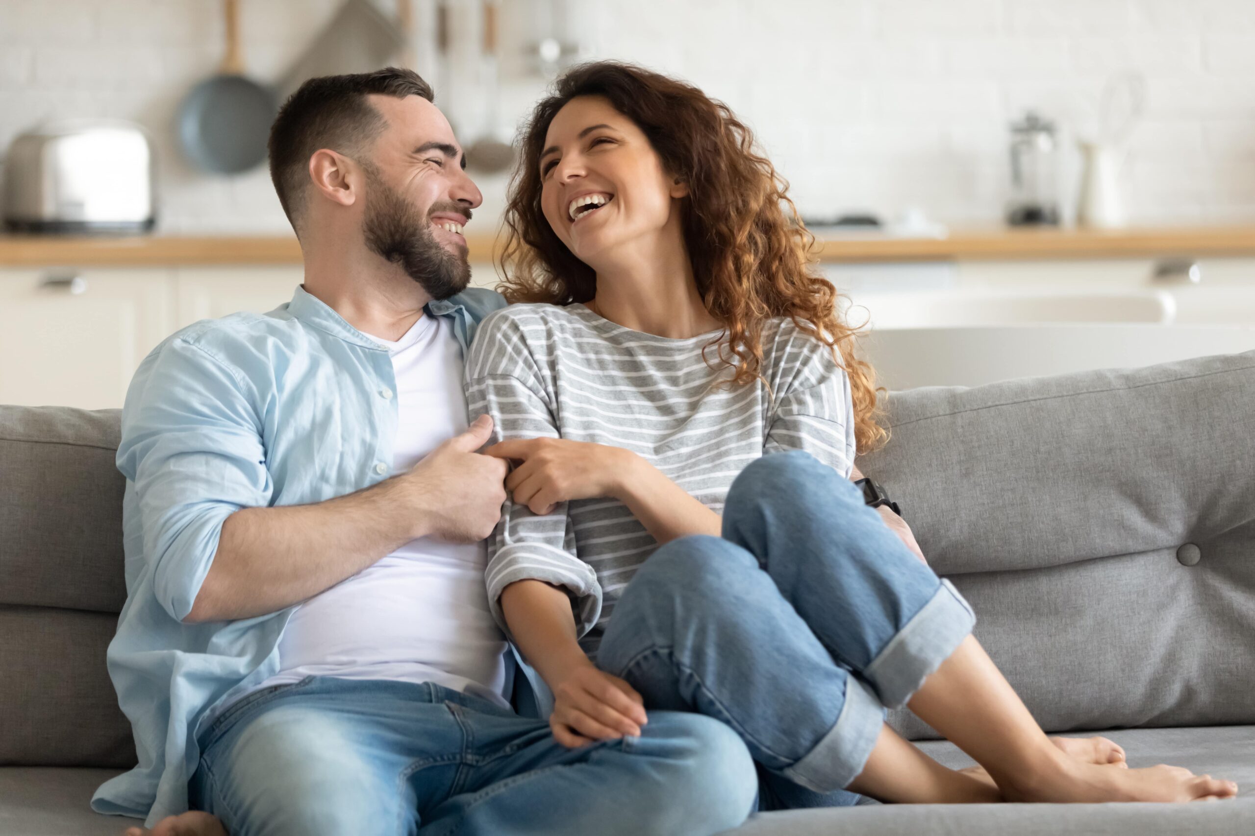 Mujer feliz disfrutando una vida plena en pareja