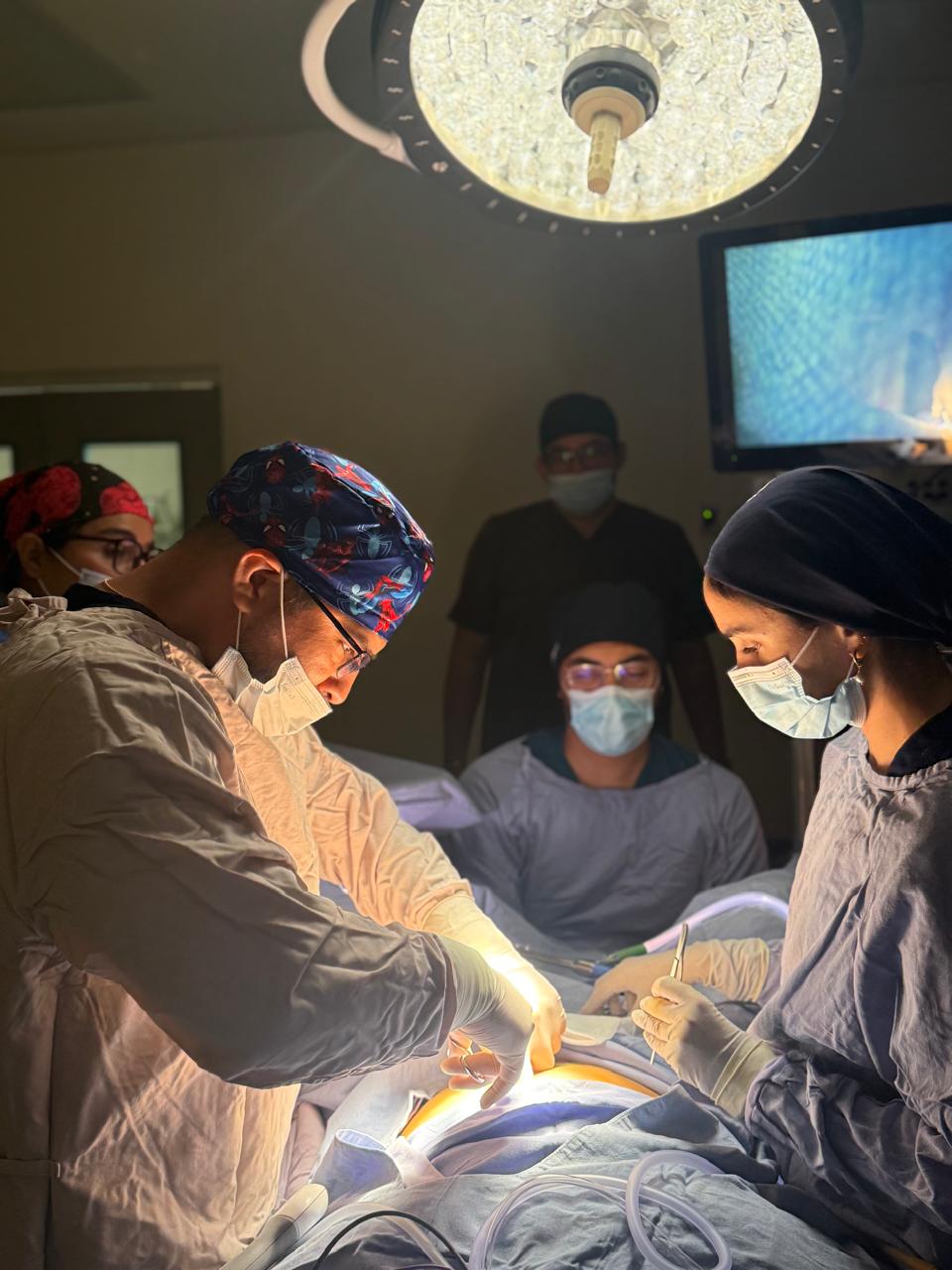 Equipo médico durante un procedimiento ginecológico especializado
