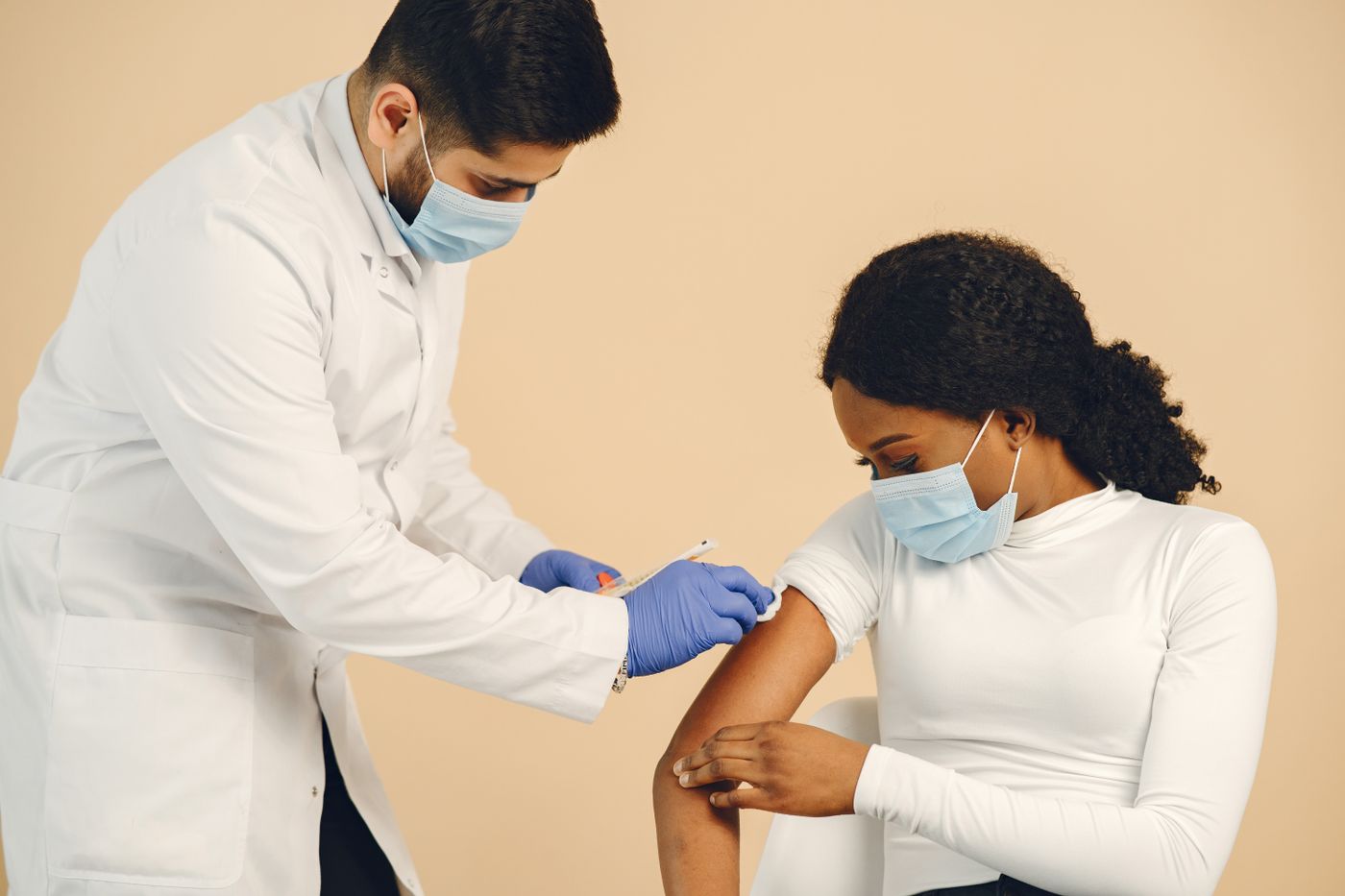 Profesional de salud aplicando una vacuna a una mujer